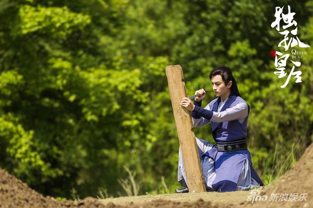 陈晓碑上刻字面色严肃