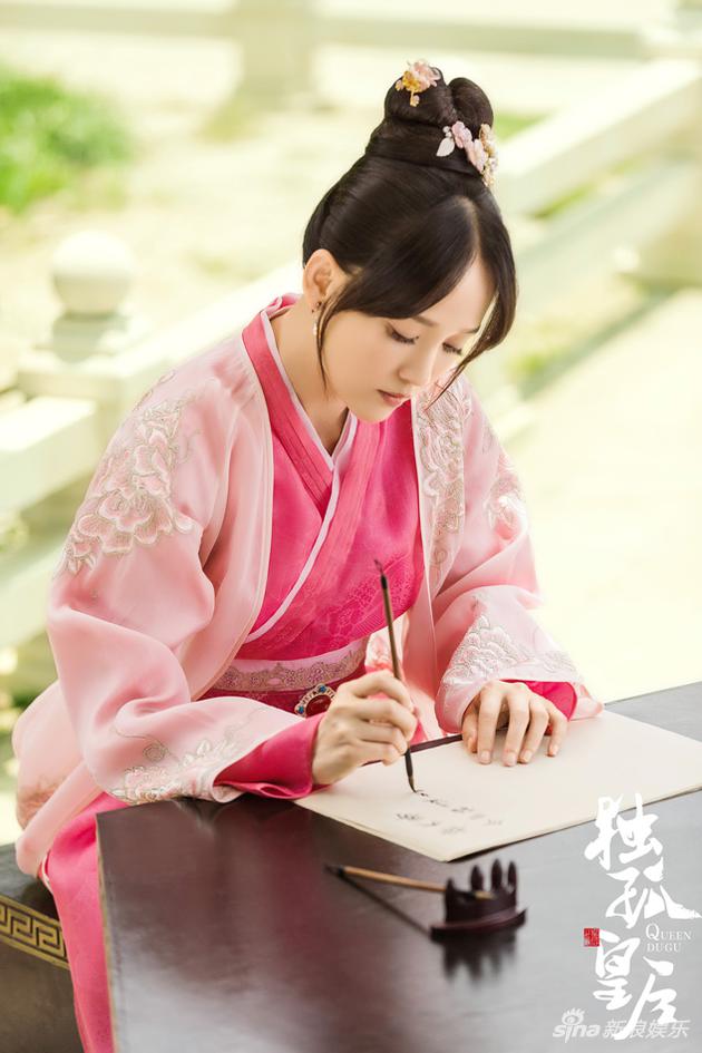 陈乔恩提笔写字