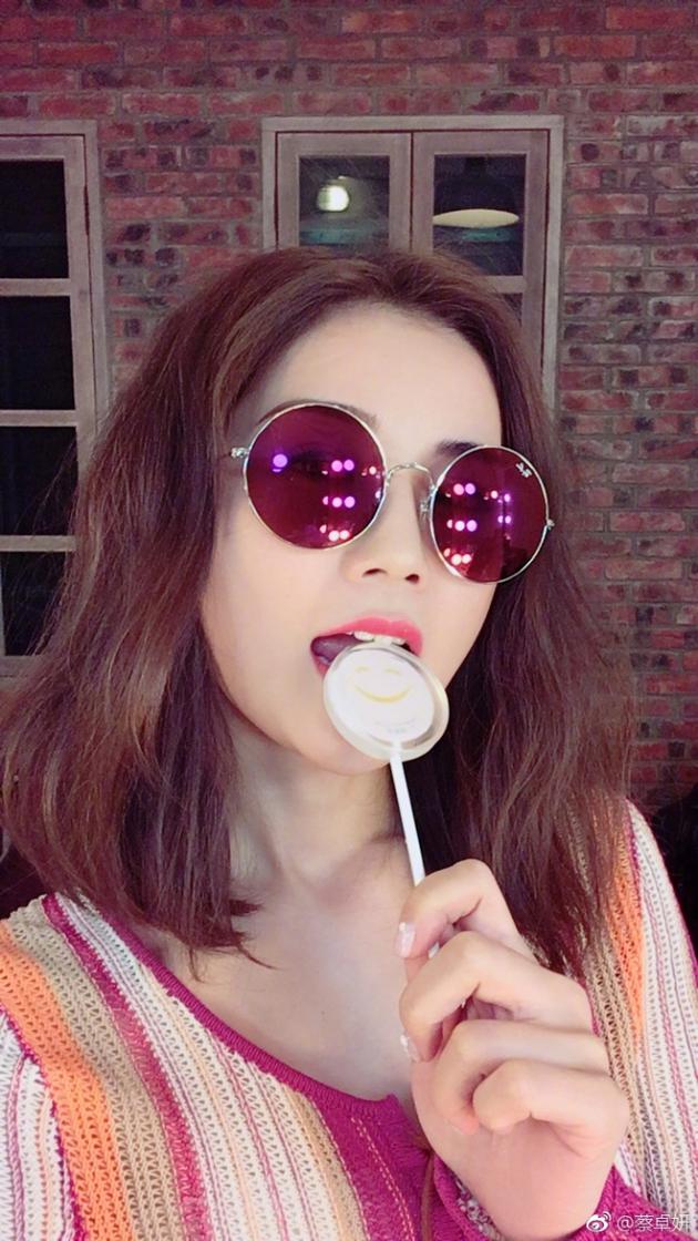 阿Sa手拿棒棒糖笑容甜美 唇红齿白大年夜眼汪汪惹人爱