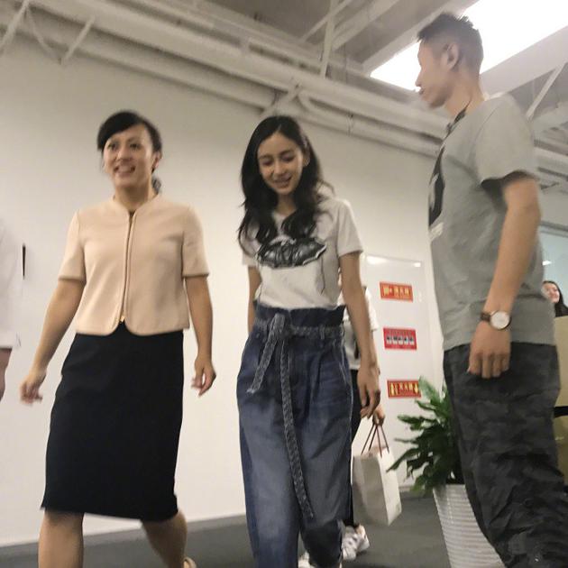 为新戏准备?baby一身利落打扮现身某公司笑容甜美