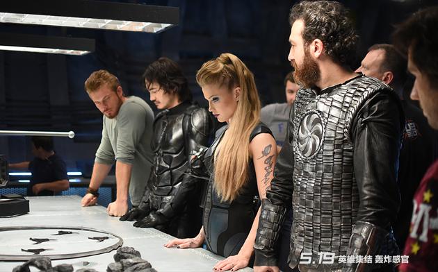 四位超级英雄商议对策