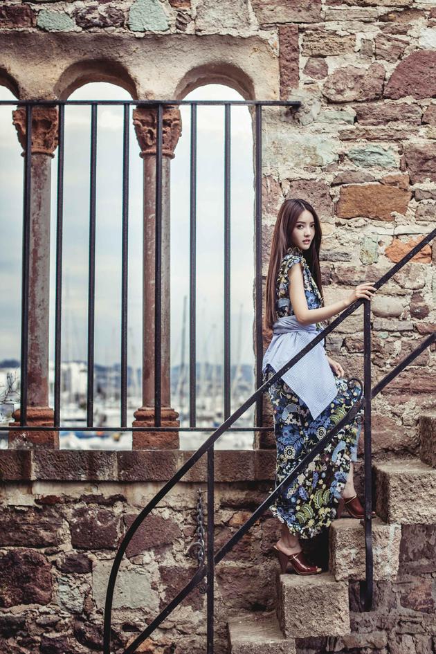 人气主播洪小乔法国拍摄时尚大片 清纯可人引关注