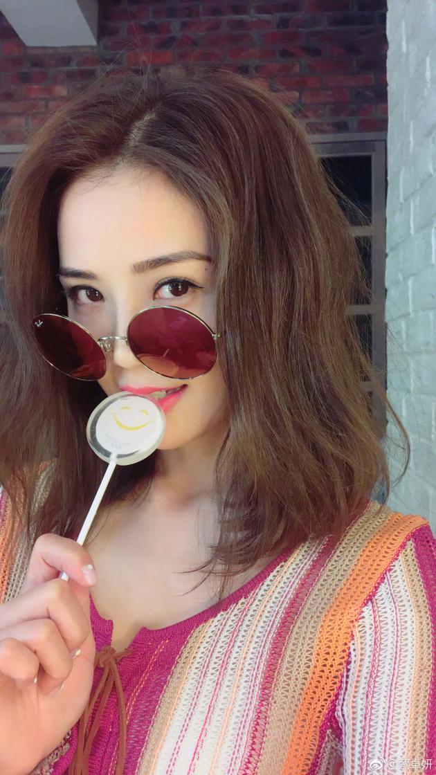 阿Sa手拿棒棒糖笑容甜美 唇红齿白大年夜眼汪汪惹人爱