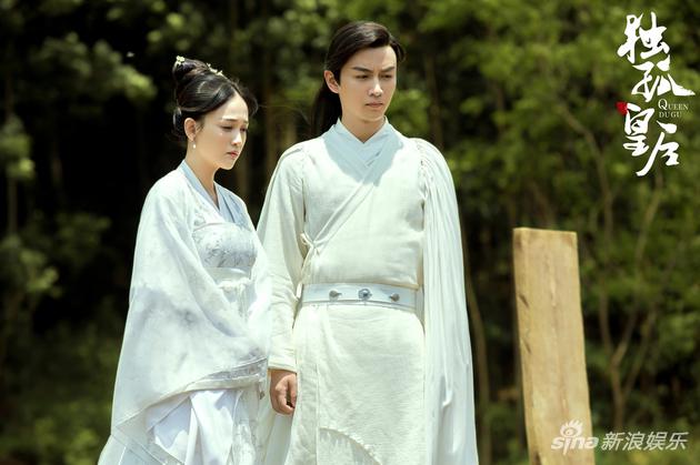 陈乔恩陈晓站于碑前