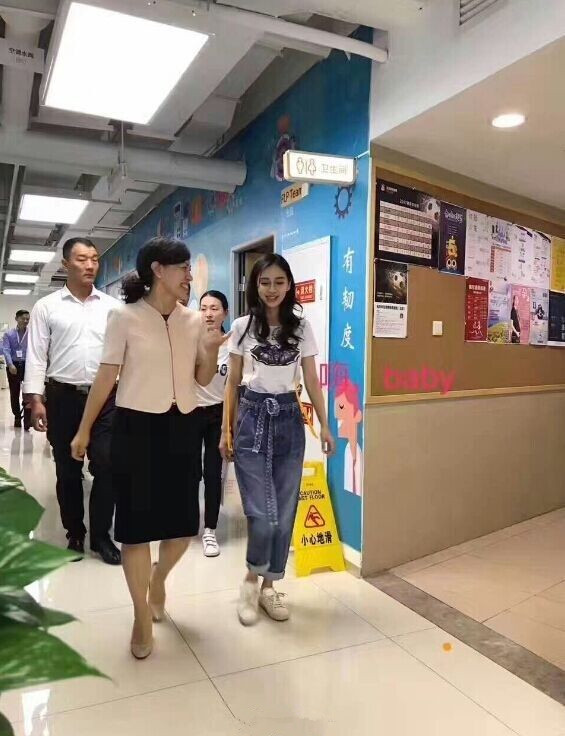 为新戏准备?baby一身利落打扮现身某公司笑容甜美