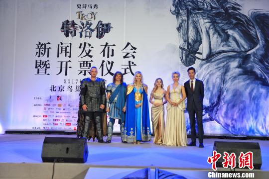 史诗马秀《特洛伊》将于7月14日落户北京。主演以剧中扮相亮相。　曾鼐 摄