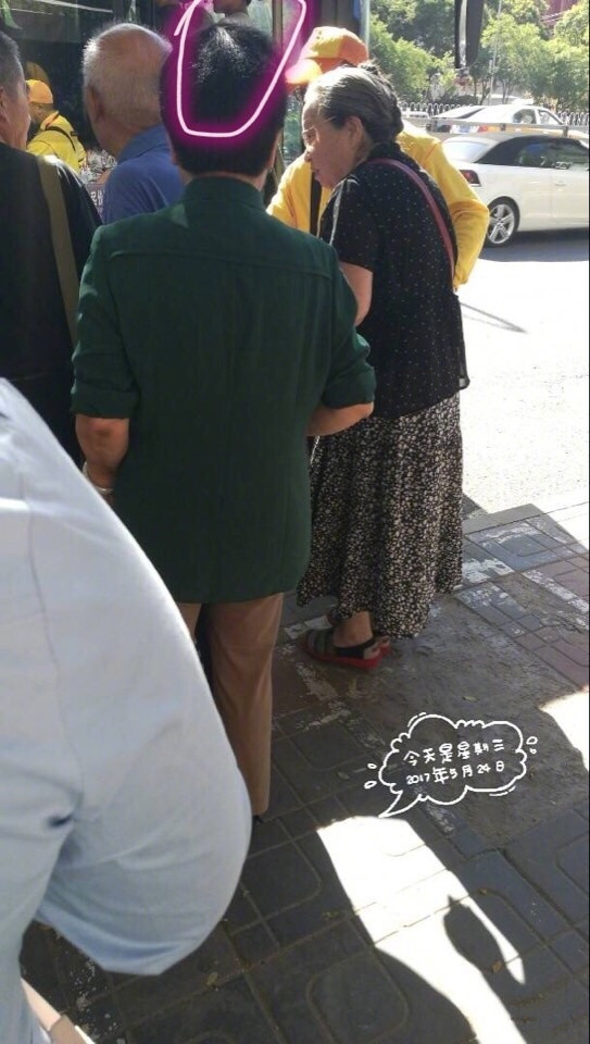 德艺双馨！李明启老师公交车站主动排在队尾