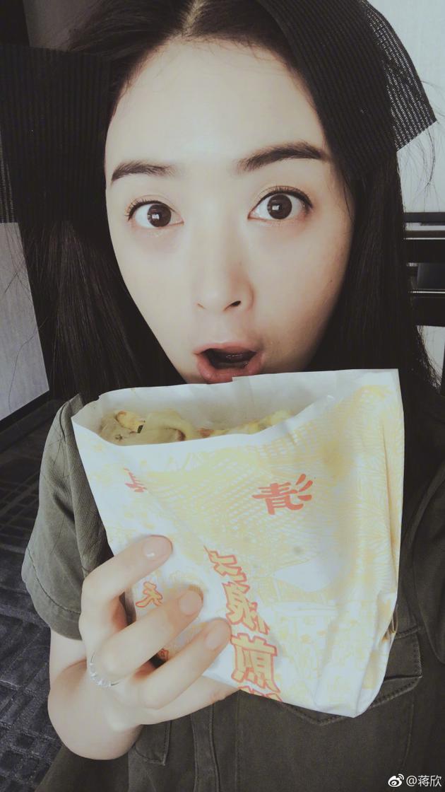 蒋欣吃煎饼果子