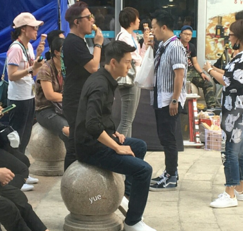 身边的人都在吃冰淇淋