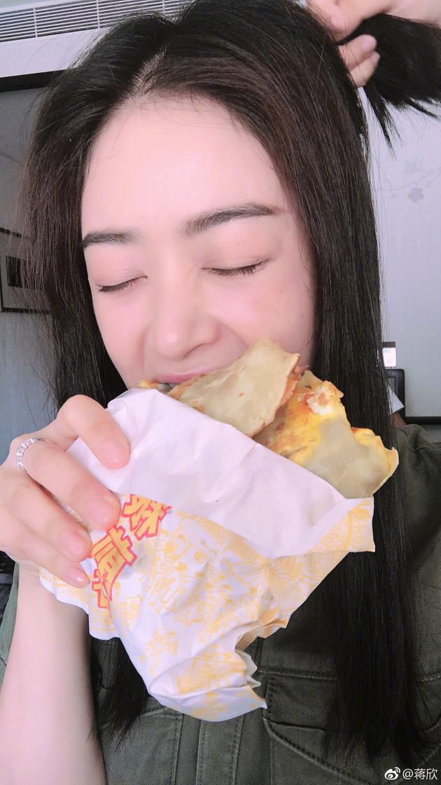 蒋欣吃煎饼果子