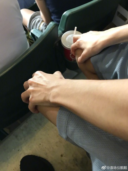 袁咏仪陪儿子看球赛