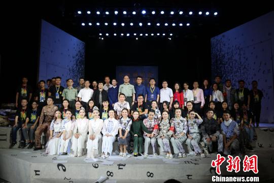 图为厦门大学原创话剧《哥德巴赫猜想》演出结束后，剧目演员同军校师生合影。　龙章模 摄