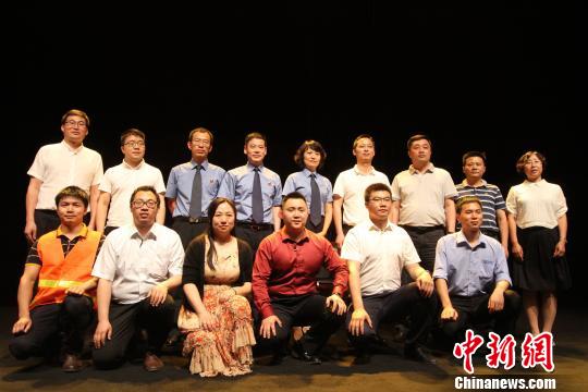 天津市人民检察院第一分院相关领导与话剧《民工的名义》剧组合影。　张道正 摄