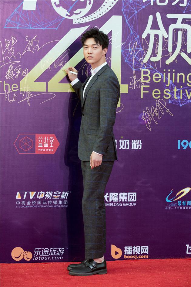 魏天浩身穿灰色暗格西装英俊帅气