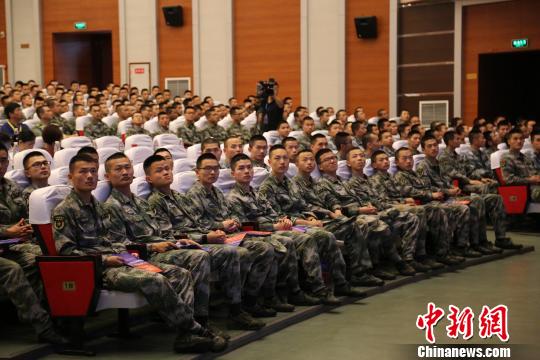 图为话剧演出现场，解放军后勤工程学院师生在认真观看。　龙章模 摄