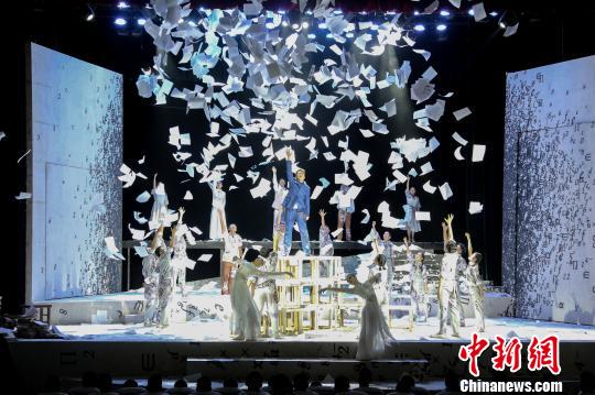 图为厦门大学原创话剧《哥德巴赫猜想》演出现场。　龙章模　摄