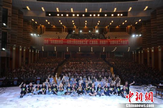 图为厦门大学原创话剧《哥德巴赫猜想》演出结束后，剧目演员同军校师生合影。　龙章模 摄