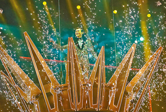 郑少秋站在巨型皇冠上，再吊起约一层楼高