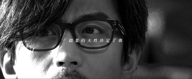 邓超陷入角色沉思状态