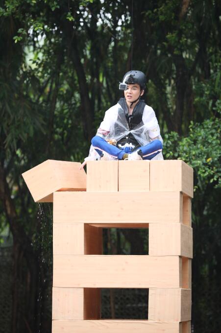 沈凌高坐“危楼”