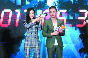 杨幂与霍建华在端午节当天为新片造势。
