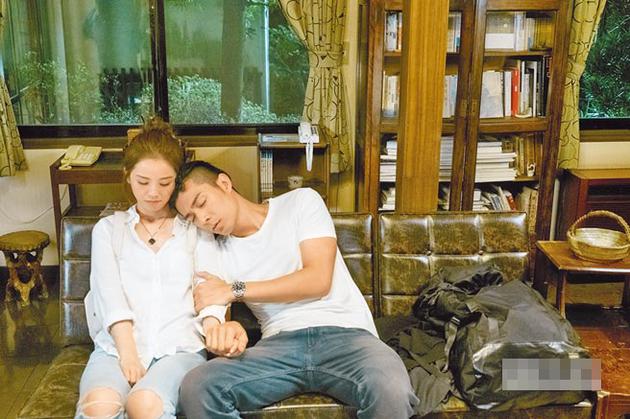 蔡卓妍（左）与香港型男周柏豪首次合作，2人片中历经感情分合。