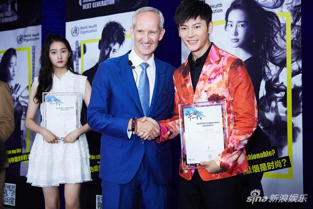 施贺德为王嘉颁证书