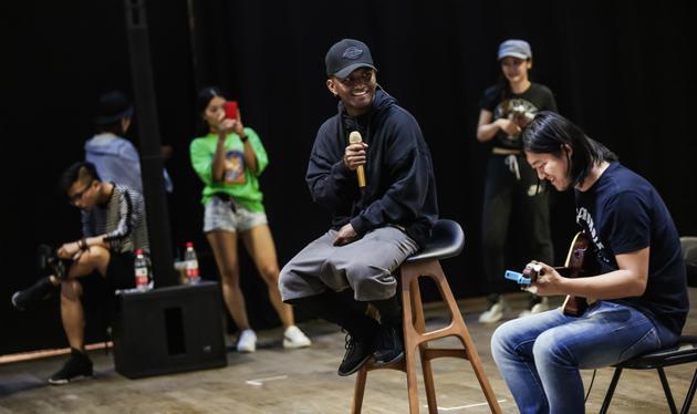 尼成笑对辛苦的排练