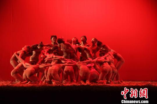 现代舞《窑变千彩》剧照 陈锐军 摄