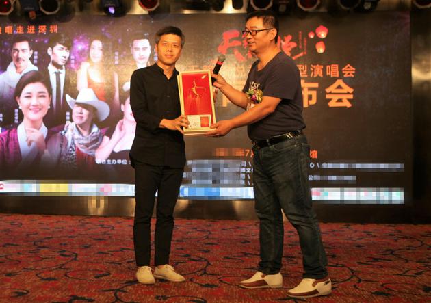 杨志平为获奖者颁发绿得金人参