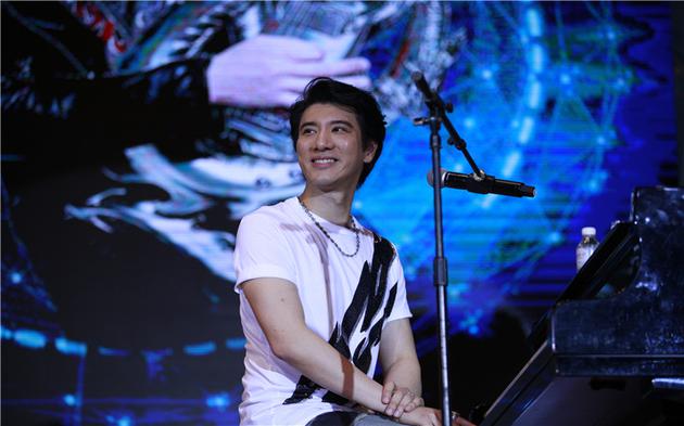 王力宏亮相天津与千余名粉丝亲密互动,并感性回顾自己得二十年星途.