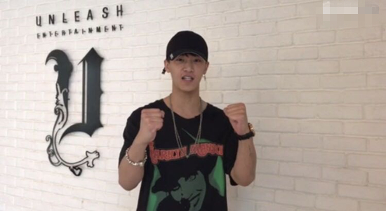 歌手李聪休闲风造型出镜为考生送祝福|李聪|考生|祝福_新浪娱乐_新浪网