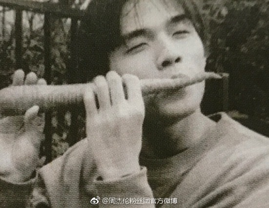 周杰伦青涩旧照曝光 把胡萝卜当笛子吹还一脸享受 风格偶像 图2