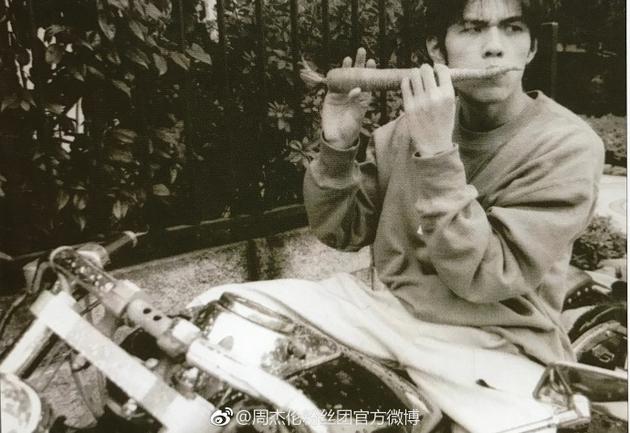 周杰伦青涩旧照曝光 把胡萝卜当笛子吹还一脸享受 风格偶像 图1