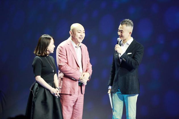 程野身穿粉色西装变暖男