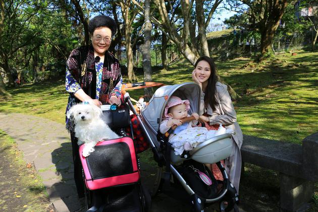 伊能静与婆婆出游