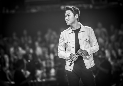 69岁华裔不远万里来表白 与梁博同台演唱感动