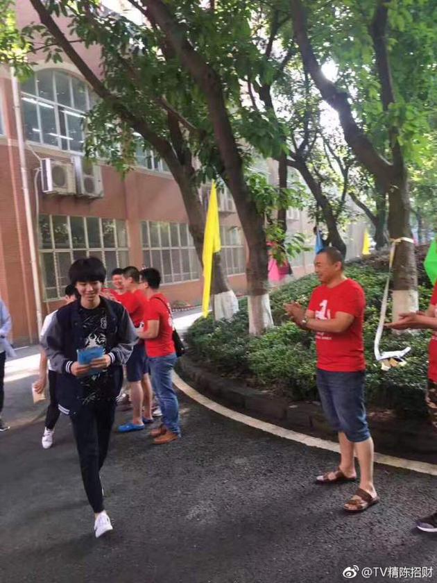 王俊凯被老师送考笑容满面