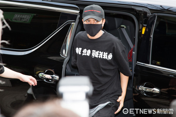 罗志祥现身猪哥亮灵堂上香 感慨回忆两人舞台