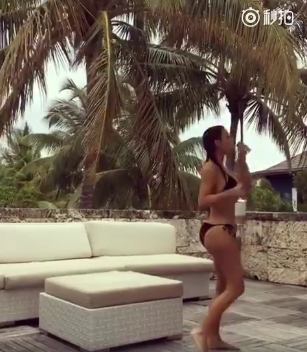 卡戴珊身穿比基尼正在饮酒