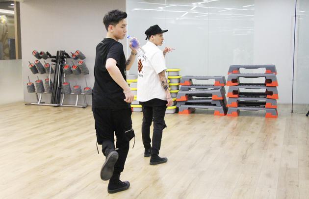 郑迦文新单曲《微光》MV上线 献上舞蹈首秀|郑