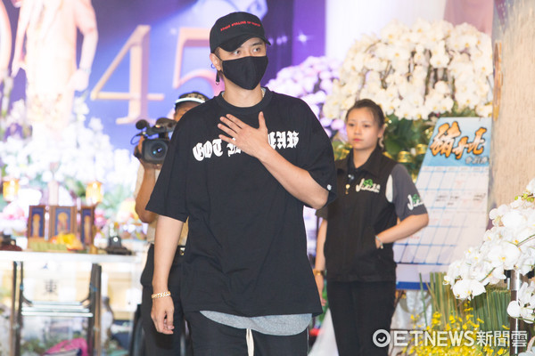 罗志祥现身猪哥亮灵堂上香 感慨回忆两人舞台