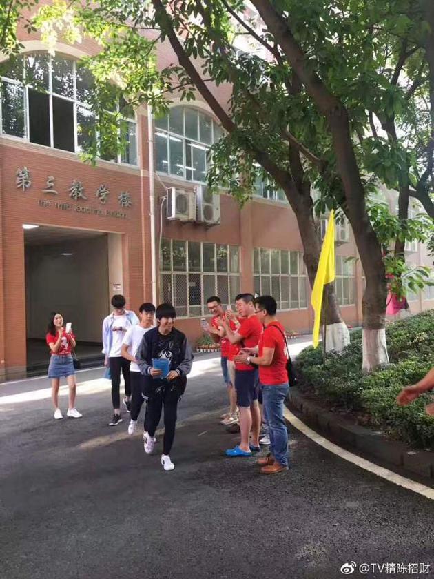 王俊凯被老师送考笑容满面