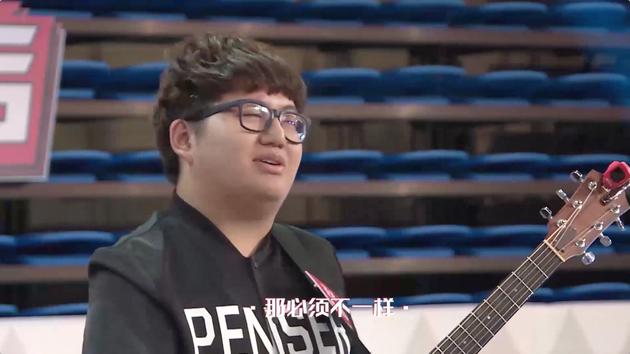 《快男》选手现场掏出黄瓜自弹自唱 陈粒大惊