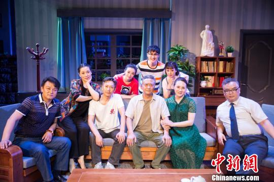 话剧《家事》剧照。山东省话剧院供图