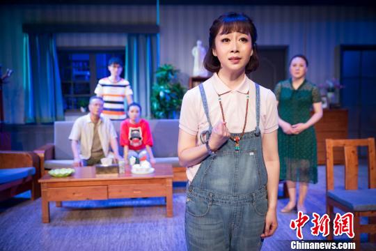 话剧《家事》剧照。山东省话剧院供图