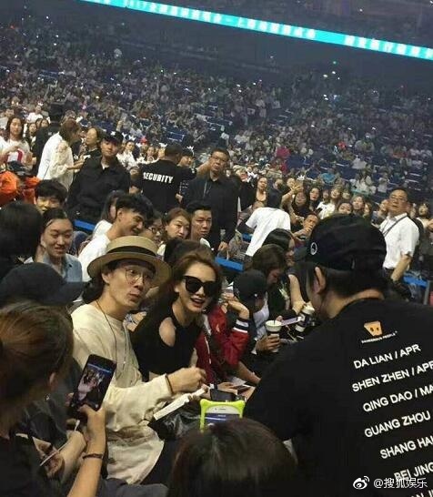 李承铉吃醋啦?薛之谦演唱会戚薇沈梦辰牵手出