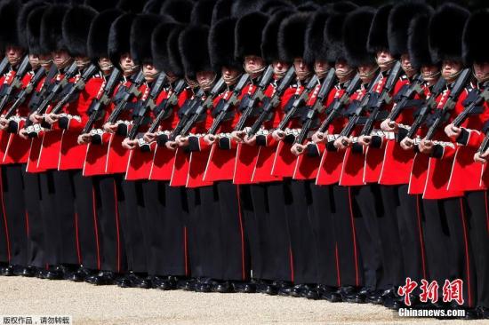 资料图：当地时间2017年6月10日，英国伦敦，英国皇家军队阅兵仪式的最后一次彩排Colonels Review举行。