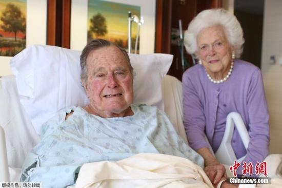 图为1月23日，老布什和妻子芭芭拉(Barbara Bush)在医院病房里合影。