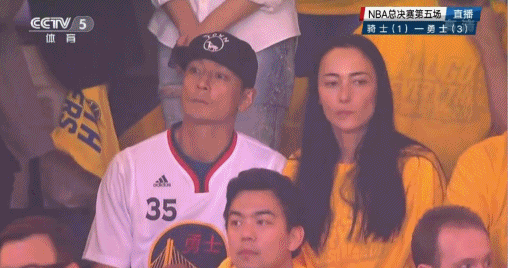 吴彦祖携妻看NBA比赛